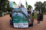 >Во Всемирный день китов и дельфинов в Петербурге прошла акция за свободу дельфинов